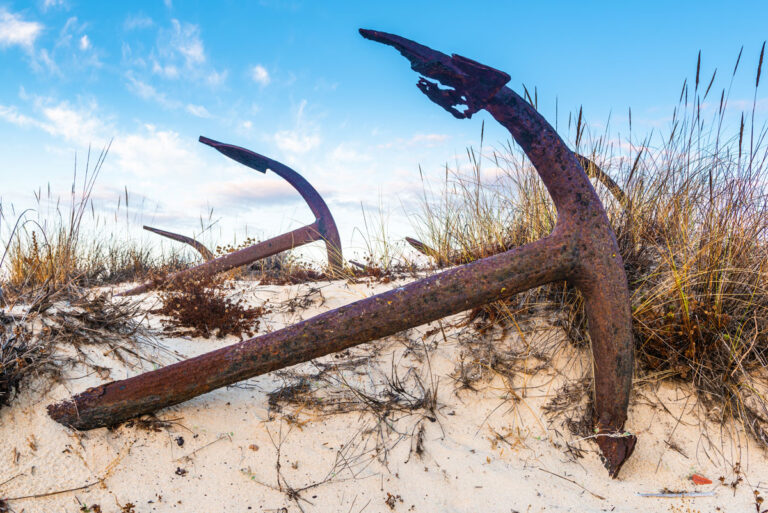 Rostige Anker im Sand als Symbol für Gottes Treue – Allianzgebetswoche 2026 in Güstrow